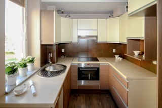 厨房橱柜颜色的选择：从实用与美观的角度分析