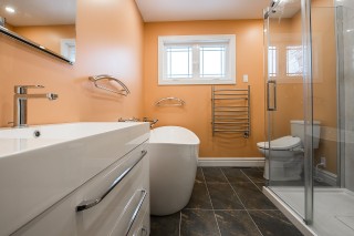 现代感十足整体卫浴一体式淋浴房，打造舒适淋浴体验