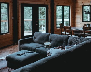 新中式实木沙发：融合传统与现代，打造舒适家居新风尚